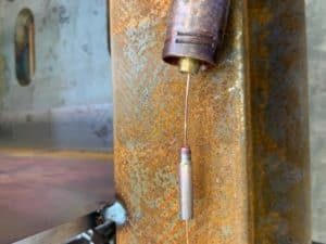 Contact tip moving freely along wire
